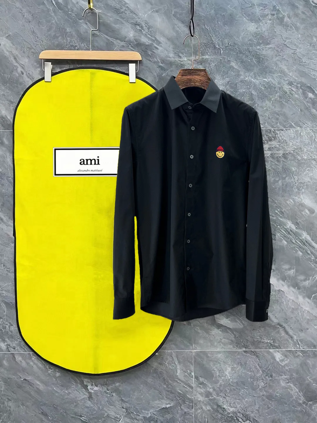 Ami Amy's early spring New Arrival high-tech pure cotton and bamboo fiber blended casual lapel shirt! Trading company channels are rare and available on the official website simultaneously! A classic iconic piece with excellent tailoring and unparalleled comfort, it is an indispensable shirt for spring, summer and autumn! A style that has always been popular, Classic will never go out of style! This shirt is customized by the customer. It is made of 50% cotton + 50% bamboo fiber. It is blended to create a silky high-tech cotton fabric. The ready-made garment is processed with a special process to maximize comfort and softness. It feels silky, soft and light, ensuring the comfort and breathability of the wearer. It can also be used as a sun protection garment in spring and summer! The shirt is an indispensable item in the modern casual wardrobe. With its loose gallery cut and lapel design, the upper body has the temperament of a shirt and the toughness of a big-name brand. In many clothing fields, quality control and style design have always been appropriate, making it a reassuring choice! Size: 39-43 (M-3XL) Color: Black White Size recommendation: Height 174-140 pounds, try on size 40! Boys' weight: Choose size 39 if you are under 135 pounds, choose size 40 if you are 138-145 pounds, choose size 41 if you are 145-155 pounds, choose size 42 if you are 155-165 pounds, choose size 43 if you are 165-185 pounds!